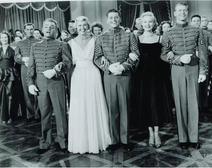 James Cagney (Elwin ’Bix’ Bixby), Gordon MacRae (Tom Fletcher), Doris Day (Jan Wilson), Virginia Mayo (Eve Dillon), Gene Nelson (Hal Courtland) zdroj: imdb.com