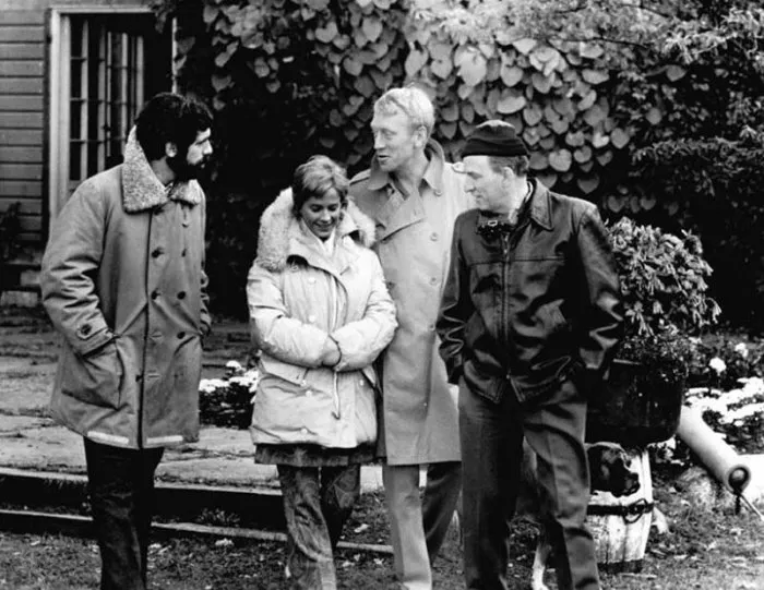 Ingmar Bergman, Elliott Gould (David Kovac), Bibi Andersson (Karin Vergerus), Max von Sydow (Andreas Vergerus) zdroj: imdb.com