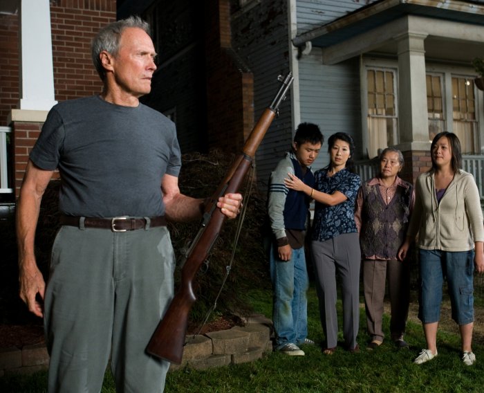 Clint Eastwood (Walt Kowalski), Bee Vang (Thao), Ahney Her (Sue), Brooke Chia Thao (Vu), Chee Thao (Grandma) zdroj: imdb.com