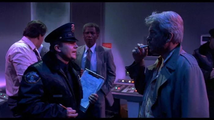 Noc husí kůže (1986) - Irksome Cop at Cryogenics Lab