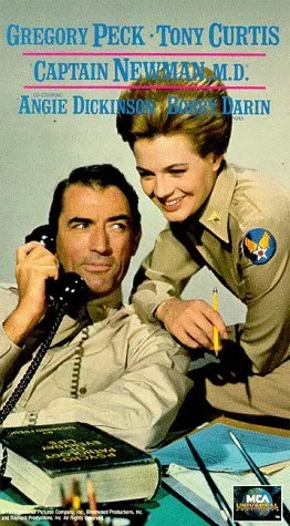 Gregory Peck (Capt. Josiah J. Newman, MD), Angie Dickinson (Lt. Francie Corum) zdroj: imdb.com