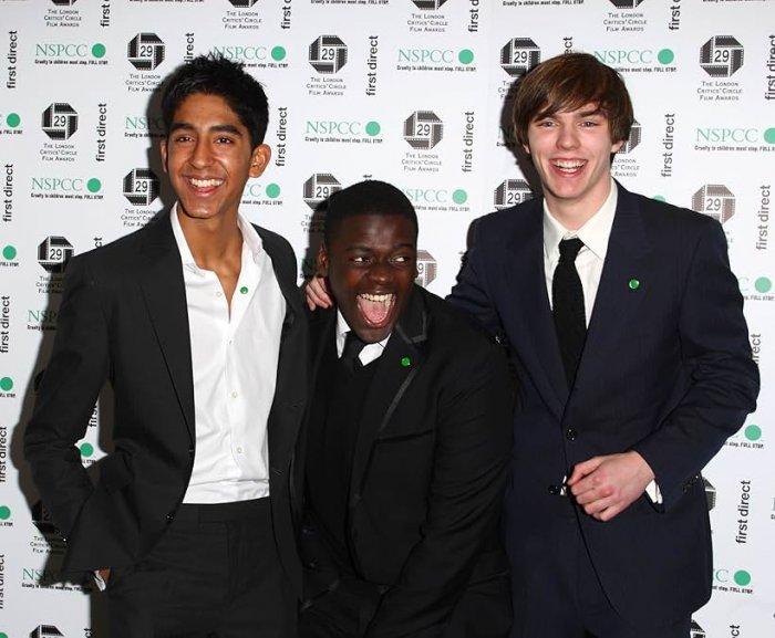 Nicholas Hoult (Tony Stonem), Daniel Kaluuya (Posh Kenneth), Dev Patel (Anwar Kharral) zdroj: imdb.com 
promo k filmu