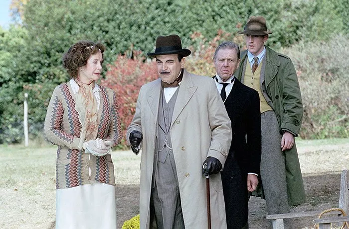 Sarah Miles, David Suchet (Hercule Poirot), Edward Fox