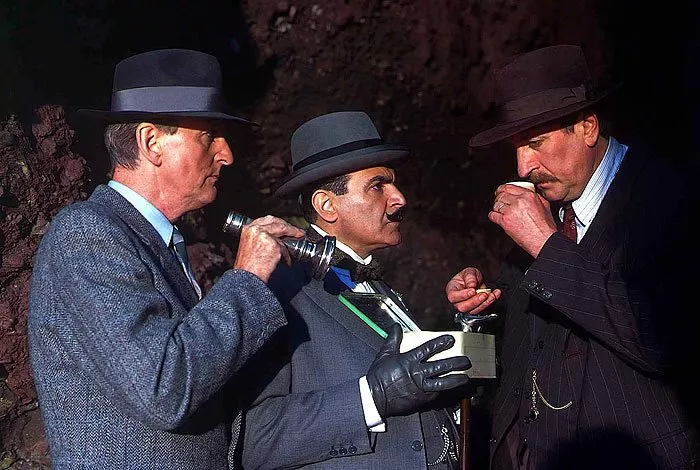 Hugh Fraser (Captain Hastings), David Suchet (Hercule Poirot), Philip Jackson (Chief Inspector Japp)