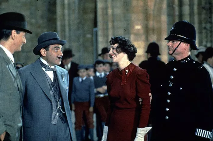 Hugh Fraser (Captain Hastings), David Suchet (Hercule Poirot), Frances Barber (Lady Millicent)