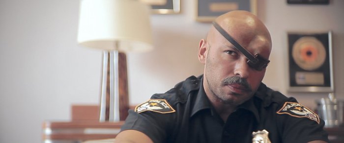Eric Judor (Officer Rough) zdroj: imdb.com