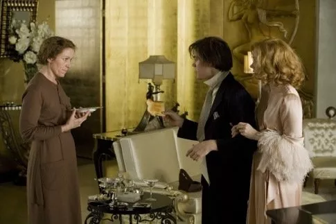Frances McDormand (Miss Pettigrew), Amy Adams (Delysia), Tom Payne (Phil) zdroj: imdb.com
