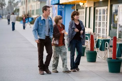 Kevin Bacon (Tom Stark), Marcia Gay Harden (Megan Stark), Miles Heizer (Davey Danner) zdroj: imdb.com