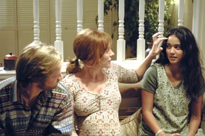 Toni Collette (Melina Hines), Matt Letscher (Gil Hines), Summer Bishil (Jasira Maroun) zdroj: imdb.com