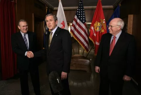 George W. Bush, Dick Cheney (Dick Cheney), Donald Rumsfeld (Donald Rumsfeld) zdroj: imdb.com