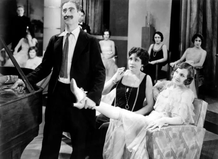 Groucho Marx (Captain Jeffrey Spaulding), Margaret Dumont (Mrs. Rittenhouse), Lillian Roth (Arabella Rittenhouse) zdroj: imdb.com