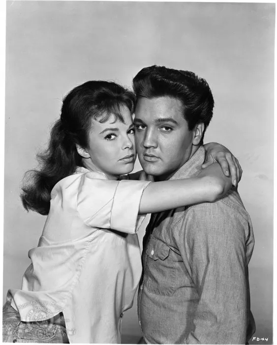 Elvis Presley (Toby Kwimper), Anne Helm (Holly Jones) zdroj: imdb.com