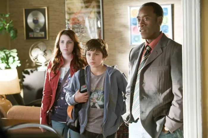 Don Cheadle (Bernie), Emma Roberts (Andi), Jake T. Austin (Bruce) zdroj: imdb.com