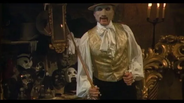 Charles Dance (The Phantom (Erik)) zdroj: imdb.com
