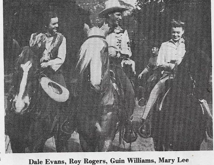 Roy Rogers (Roy Rogers), Dale Evans (Ysobel Martinez), Mary Lee (Chip Williams), Trigger (Trigger) zdroj: imdb.com