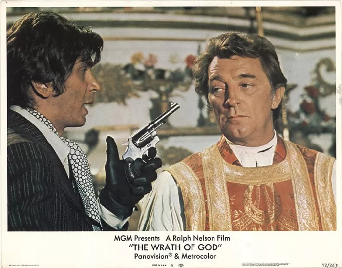 Robert Mitchum (Father Oliver Van Horne), Frank Langella (Thomas De La Plata) zdroj: imdb.com