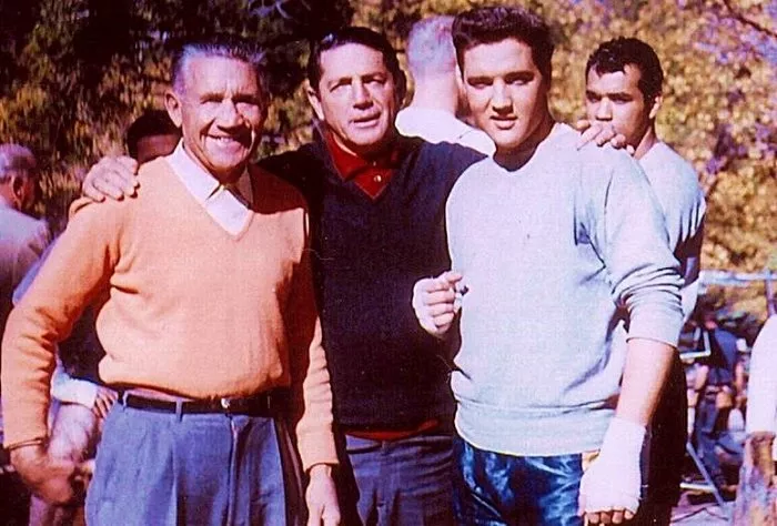 Elvis Presley (Walter Gulick), Mushy Callahan (Romero Fight Referee), Joe Gray (Trainer) zdroj: imdb.com