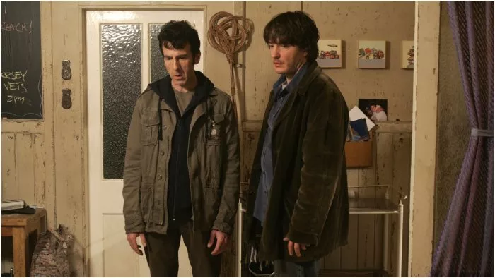 Dylan Moran (Pierce), Mark Doherty (Mark) zdroj: imdb.com