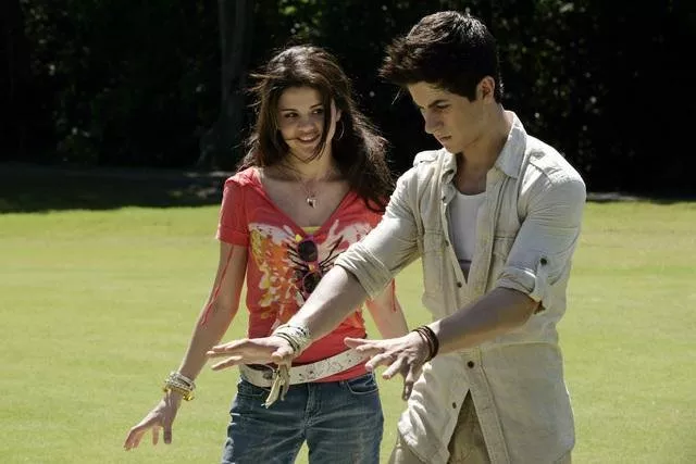 David Henrie (Justin Russo), Selena Gomez (Alex Russo) zdroj: imdb.com