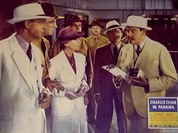 Donald Douglas (Captain Lewis), Mary Nash (Miss Jennie Finch), Edwin Stanley (Governor Webster), Sidney Toler (Charlie Chan), Victor Sen Yung (Jimmy Chan) zdroj: imdb.com