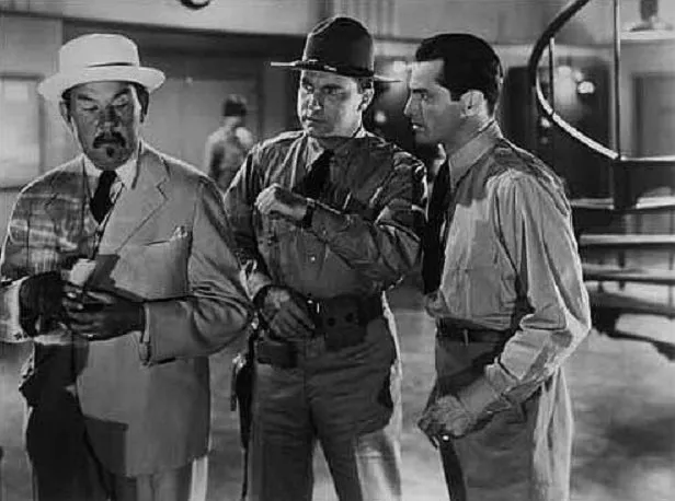 Donald Douglas (Captain Lewis), Kane Richmond (Richard Cabot), Sidney Toler (Charlie Chan) zdroj: imdb.com