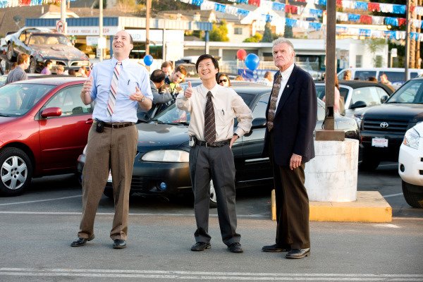 Tony Hale (Wade Zooha), Ken Jeong (Teddy Dang), Charles Napier (Dick Lewiston) zdroj: imdb.com