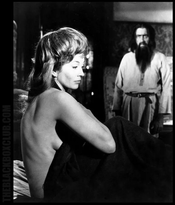 Christopher Lee (Grigori Rasputin), Barbara Shelley (Sonia) zdroj: imdb.com