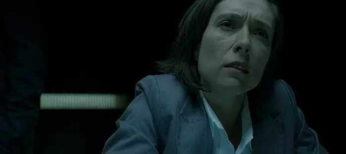 Loft (2008) - Vrouwelijke ondervrager