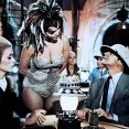 Den zamilovaných bláznů (1969) - Safari Club Waitress