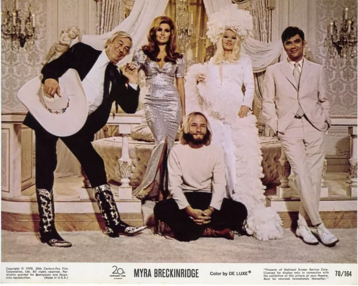 Raquel Welch (Myra Breckinridge), John Huston (Buck Loner), Rex Reed (Myron), Mae West (Leticia Van Allen) zdroj: imdb.com