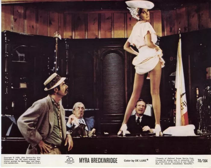 Raquel Welch (Myra Breckinridge), John Huston (Buck Loner), Roger C. Carmel (Dr. Randolph Spencer Montag) zdroj: imdb.com