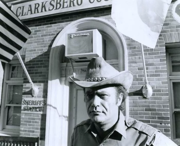 Vic Morrow (Sheriff Roy Childress) zdroj: imdb.com