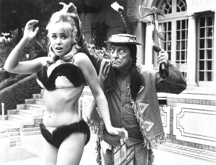 Buster Keaton (Chief Rotten Eagle), Bobbie Shaw Chance (Helga) zdroj: imdb.com