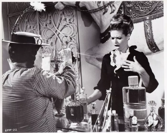 Buster Keaton (Chief Rotten Eagle), Luree Holmes (Perfume Girl) zdroj: imdb.com