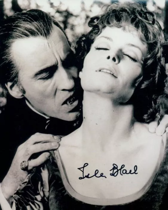 Christopher Lee (Dracula), Isla Blair (Lucy Paxton) zdroj: imdb.com