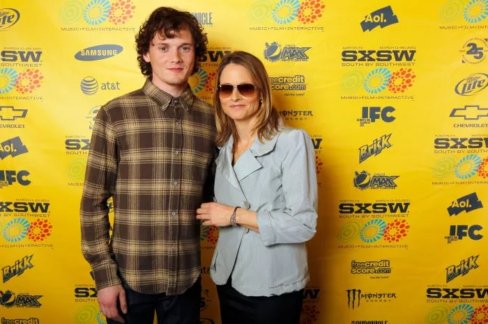 Jodie Foster, Anton Yelchin zdroj: imdb.com 
promo k filmu