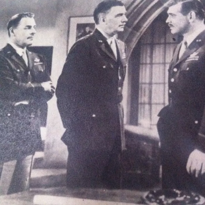 Clark Gable (Brigadier General K.C. ’Casey’ Dennis), Brian Donlevy (Brigadier General Clifton I. Garnet), Walter Pidgeon (Major General Roland Goodlow Kane) zdroj: imdb.com