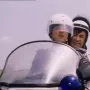 Mali svet / A Small World (2003) - Policajac na motoru