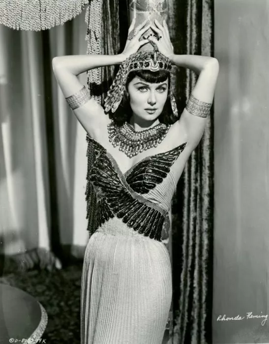Rhonda Fleming (Cleopatra) zdroj: imdb.com