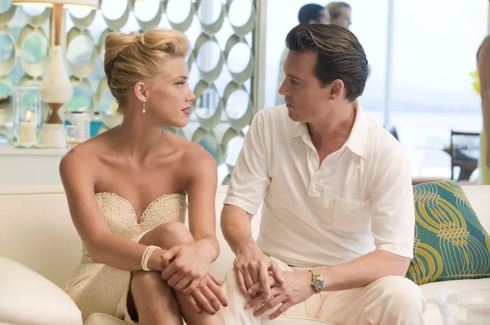 Johnny Depp (Kemp), Amber Heard (Chenault) zdroj: imdb.com
