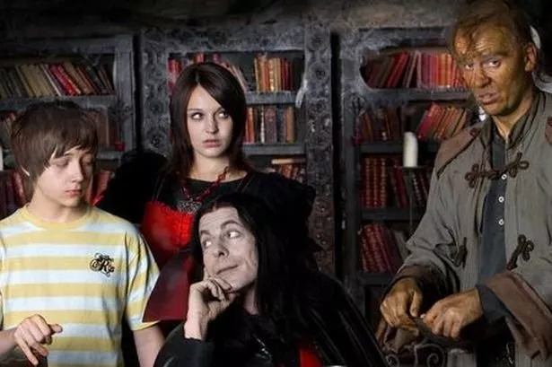 Keith-Lee Castle (The Count), Simon Ludders (Renfield), Clare Thomas (Ingrid), Gerran Howell (Vlad) zdroj: imdb.com