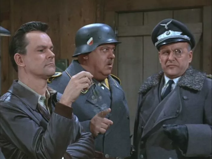 John Banner (Sgt. Schultz), Bob Crane (Col. Hogan), Werner Klemperer (Col. Klink) zdroj: imdb.com