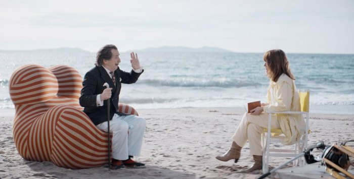 Édouard Baer (Salvador Dalí), Anaïs Demoustier (Judith Rochant) zdroj: imdb.com