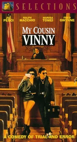 Joe Pesci (Vinny Gambini), Marisa Tomei (Mona Lisa Vito), Fred Gwynne (Judge Chamberlain Haller) zdroj: imdb.com