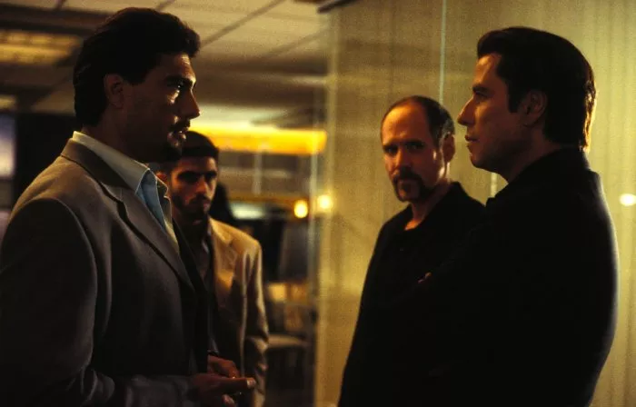 John Travolta (Howard Saint), Will Patton (Quentin Glass), Eduardo Yáñez (Mike Toro), Omar Avila (Joe Toro) zdroj: imdb.com