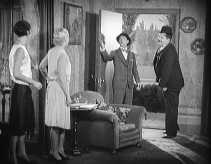 Oliver Hardy (Ollie), Bess Flowers (Mrs. Laurel), Stan Laurel (Stan), Vivien Oakland (Mrs. Hardy) zdroj: imdb.com