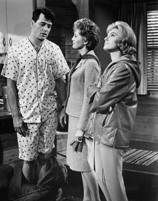Rock Hudson (Roger Willoughby), Charlene Holt (Tex Connors), Maria Perschy (Isolde ’Easy’ Mueller) zdroj: imdb.com