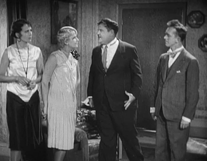 Oliver Hardy (Ollie), Bess Flowers (Mrs. Laurel), Stan Laurel (Stan), Vivien Oakland (Mrs. Hardy) zdroj: imdb.com