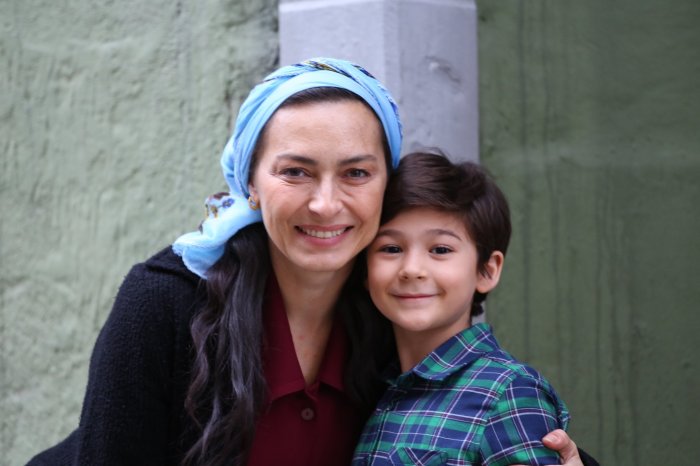 Mustafa Enis Bilir (Halil (child)), Ayça Bingöl (Cennet) zdroj: imdb.com