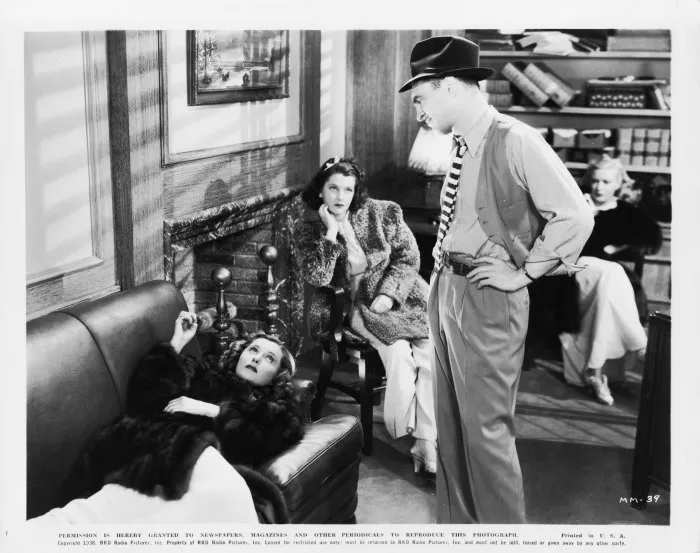 Barbara Stanwyck (Melsa Manton), Sam Levene (Lieutenant Brent), Whitney Bourne (Pat James), Frances Mercer (Helen Frayne) zdroj: imdb.com